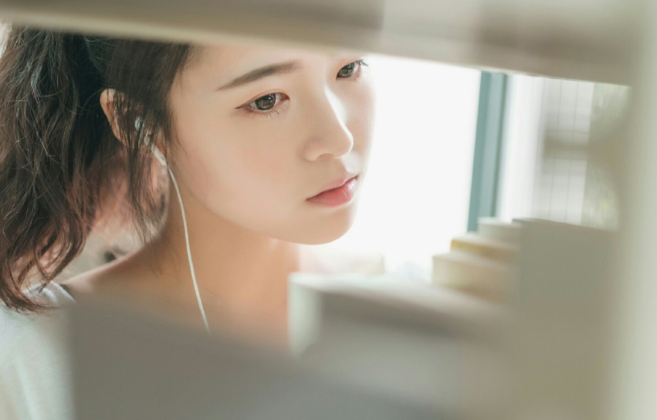 “冠军侯推广均田，待民极厚，治下田税不断减免，截止去年为止，冠军侯治下田税是二十税一，似幽州那等苦寒之地，更是三十税一乃至四十税一，哪怕是幽州、并州这等苦寒之地，百姓也能丰衣足食，遇到荒年，还能得官府救济，百姓得了实惠，自然愿意真心去拥护冠军侯，而主公虽然效仿冠军侯，但律法不明，税赋不清，虽然没了世家在中间盘剥，但百姓税赋却并未有多少变化，甚至比之以往更加苛刻，成都税赋高达十税七八，这等情况下，只得其形却未得其神，如何能得百姓拥护？”